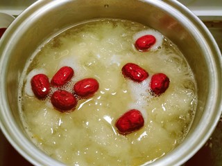9、苹果银耳红枣汤,继续加热5分钟
