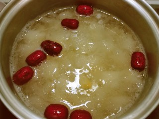 10、苹果银耳红枣汤,红枣煮出香味