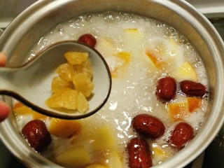 14、苹果银耳红枣汤,放入冰糖