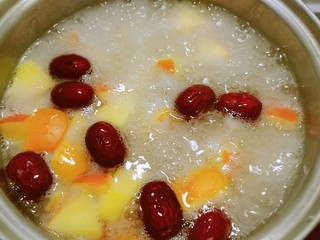 15、苹果银耳红枣汤,将苹果煮熟 冰糖完全融化关火