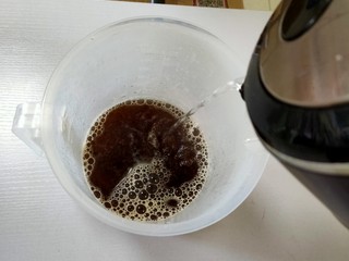 1、在家也可以制作奶茶,红茶茶叶和开水倒在一个量杯里，盖上盖子。