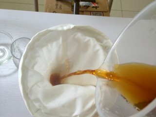 3、在家也可以制作奶茶,过滤掉茶叶，只保留茶汤。只泡一次就可以了，滤出来的茶叶丢掉不用。