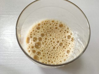 6、在家也可以制作奶茶,在雪克杯中加入称量好的牛奶果糖和150g 茶汤摇均匀即可倒入杯子中待用。