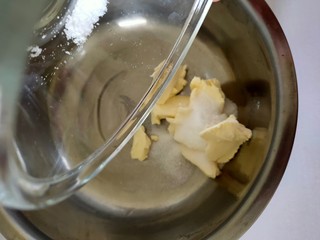7、在家也可以制作奶茶,奶盖制作：奶油芝士先在室温软化，用食指可以轻松按个洞的状态，加入细砂糖和盐低速打均匀。