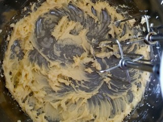 8、在家也可以制作奶茶,将细砂糖和盐完全打融化发白状态，并且没有任何颗粒。