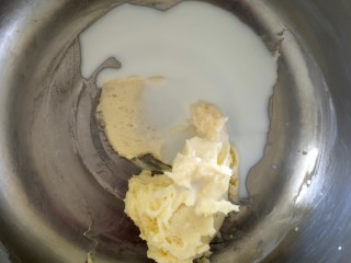 9、在家也可以制作奶茶,分两次加入牛奶，低速打均匀即可，每加一次牛奶都要打均匀后再加下一次