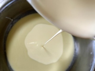 10、在家也可以制作奶茶,打成顺滑无颗粒状态，直接加入所有的淡奶油。