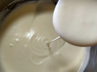 11、在家也可以制作奶茶,低速继续打至纹路不易消失且流动状态即可