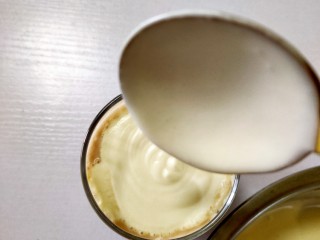 12、在家也可以制作奶茶,打好的奶盖用勺子舀进提前做好的奶茶杯内即可