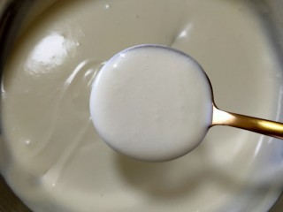 13、在家也可以制作奶茶,多余的奶盖可以放冰箱冷藏保存5天要包上保鲜膜。