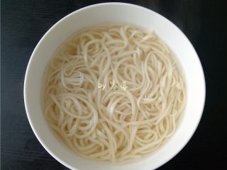 7、白菜酱油面,煮好的面条捞出，浸泡在凉白开里；这样可防止面条粘连；