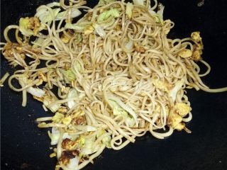 13、白菜酱油面,调入适量生抽，盐；