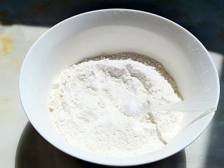 2、花样面条+塔佳琳肉丸面,面粉260克,加入2克盐拌匀。