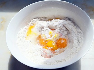 3、花样面条+塔佳琳肉丸面,倒入橄榄油,蛋液。