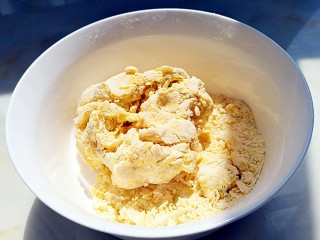 5、花样面条+塔佳琳肉丸面,揉捏成团,面团较硬,需要有耐心,如果实在不成团就加入适量橄榄油或者是蛋清。