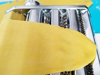 9、花样面条+塔佳琳肉丸面,用压面机从一档开始,压制到5档,压成适宜厚的面皮。