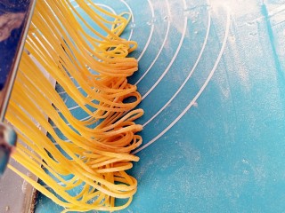 10、花样面条+塔佳琳肉丸面,切出喜欢的细度面条。