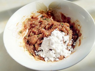 13、花样面条+塔佳琳肉丸面,分次加入40克清水搅打吸收,最后加入淀粉搅打均匀。