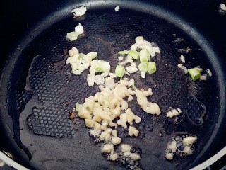 17、花样面条+塔佳琳肉丸面,锅中刷一层油烧热,放入葱,大蒜末呛出香味。