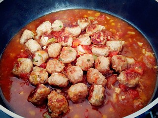 21、花样面条+塔佳琳肉丸面,闷烧的过程需要翻面肉丸,最后烧至汤汁浓厚即可断火。