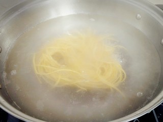 22、花样面条+塔佳琳肉丸面,另一个锅中注水烧开,放入意面盐2克,煮5分钟左右捞出,煮的是我一个人的份。