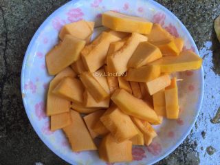 2、芝麻南瓜饼,将洗净后的南瓜切小片