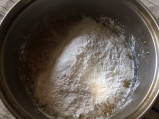 6、芝麻南瓜饼,加入200g的糯米粉