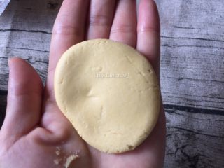 10、芝麻南瓜饼,再用手轻压扁成面饼状