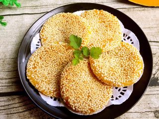 15、芝麻南瓜饼,煎熟至两面金黄色即可起锅放至吸油纸上控油后食用