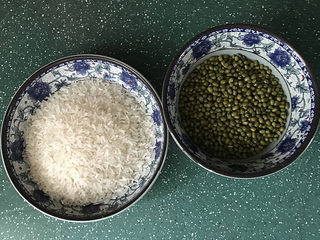 1、 绿豆粥,准备好新鲜绿豆和大米