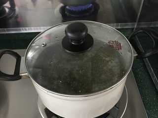 4、 绿豆粥,盖上锅盖开大火,友情提醒:人暂时不要离开,否则溢锅就给自己找麻烦了