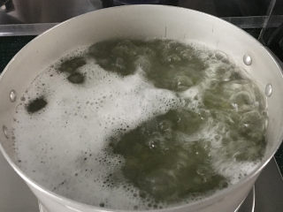 5、 绿豆粥,煮沸腾把火关掉,合上盖子焖15~20分钟左右;这时你可以到旁边凉快去了