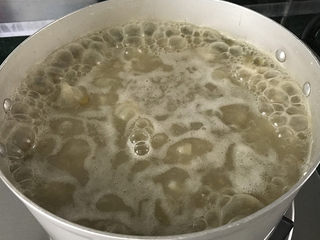 9、 绿豆粥,但还不能食用,需要按上面的步骤再重复一次:煮焖