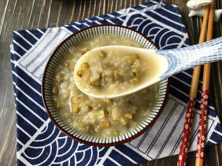 11、 绿豆粥,一道清凉解暑、浓稠软糯又好吃的绿豆粥就做好了,是不是简单快捷又方便啊?