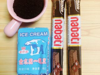 1、咖啡熔岩,准备好咖啡粉、冰砖、巧克力威化条。