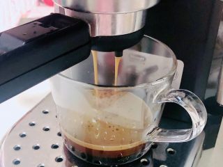 2、咖啡熔岩,咖啡粉放入咖啡机中，制作出新鲜的热咖啡。（没有咖啡机的可以用速溶咖啡粉代替）