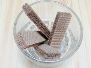 4、咖啡熔岩,将巧克力威化条分成四段。