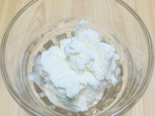 5、咖啡熔岩,取一个杯子，将冰砖雪糕挖入杯中。