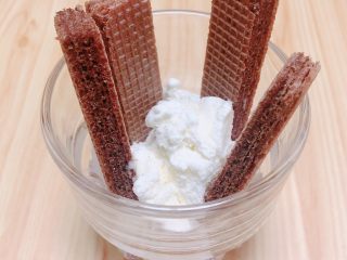 6、咖啡熔岩,将威化条插在冰淇淋四周，贴着杯子壁。