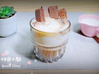 7、咖啡熔岩,倒入热咖啡，冰淇淋会飘起来，与咖啡融合在一起。