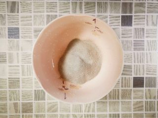 1、酒酿烧仙草水果杯,准备仙草粉