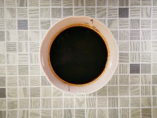 2、酒酿烧仙草水果杯,仙草粉加水，拌匀，煮沸后冷却