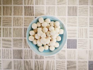 4、酒酿烧仙草水果杯,准备小圆子