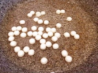 5、酒酿烧仙草水果杯,水煮沸，下小圆子