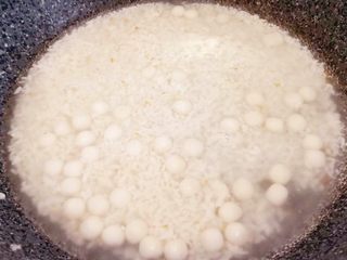 6、酒酿烧仙草水果杯,锅中放入酒酿