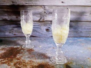 7、酒酿烧仙草水果杯,小圆子装入杯中