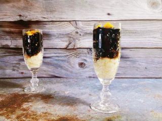 8、酒酿烧仙草水果杯,杯中再放入烧仙草和芒果，浇上酒酿