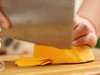 2、8m+南瓜蛋羹,首先，南瓜切片，切薄一点好熟~