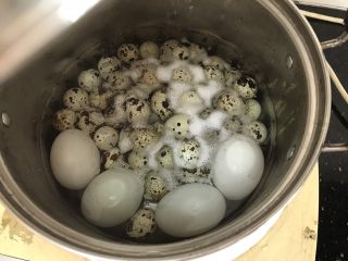 2、花胶莲子银耳糖水,鹌鹑蛋先煮熟,请忽略那几鸡蛋,其他用途哈!