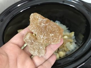 5、花胶莲子银耳糖水,加入一大块老冰糖,也可以用白糖,红糖等,但我个人还是喜欢冰糖它比较清润